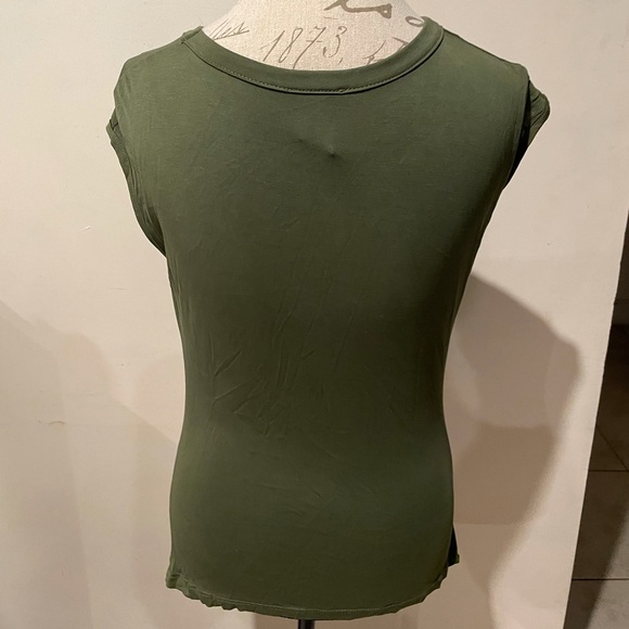 Dressy women’s blouse in a size medium - Picture 2 of 3